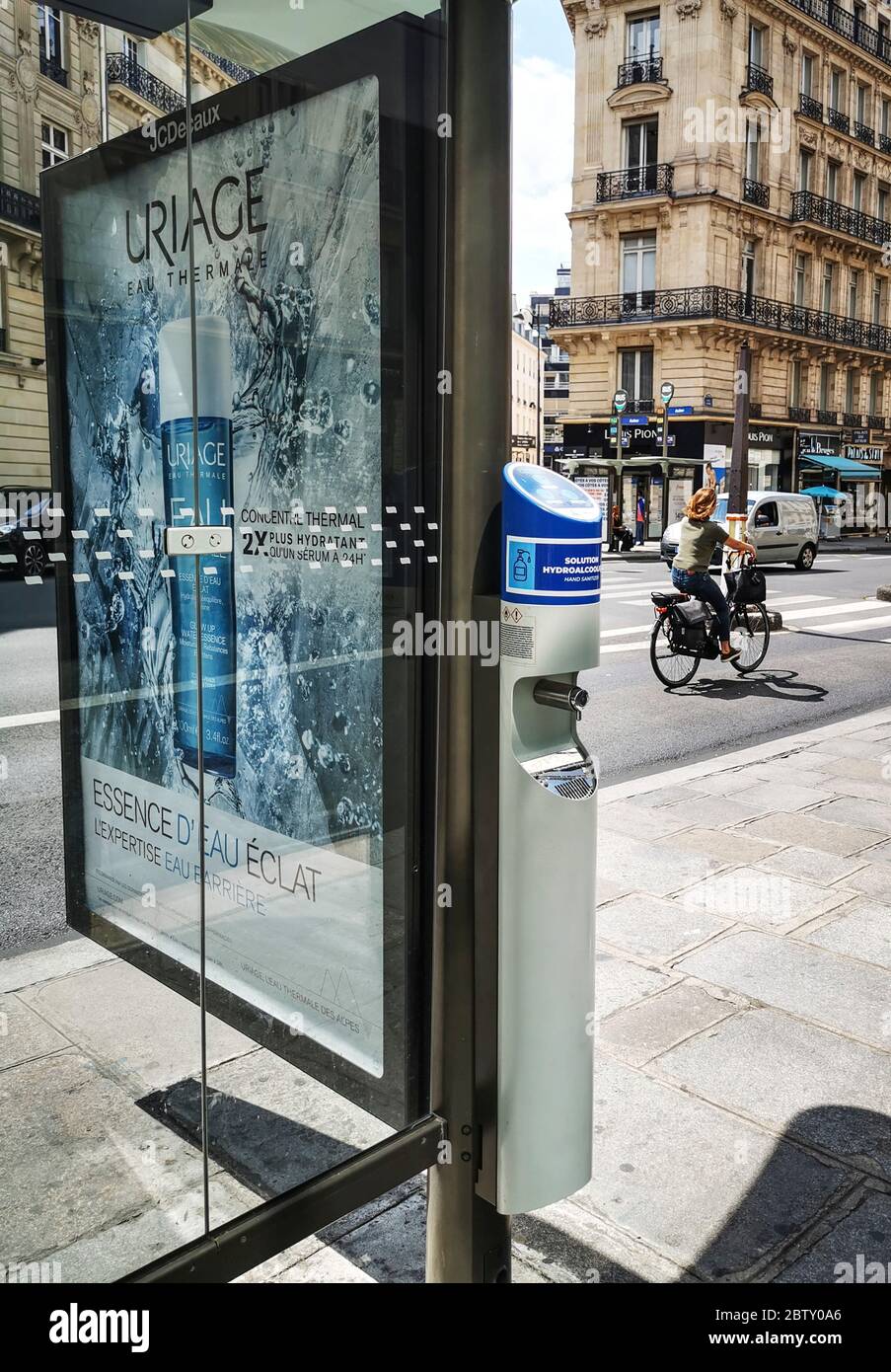 DISTRIBUTEUR DE GEL HYDROALCOOLIQUE À PARIS Banque D'Images