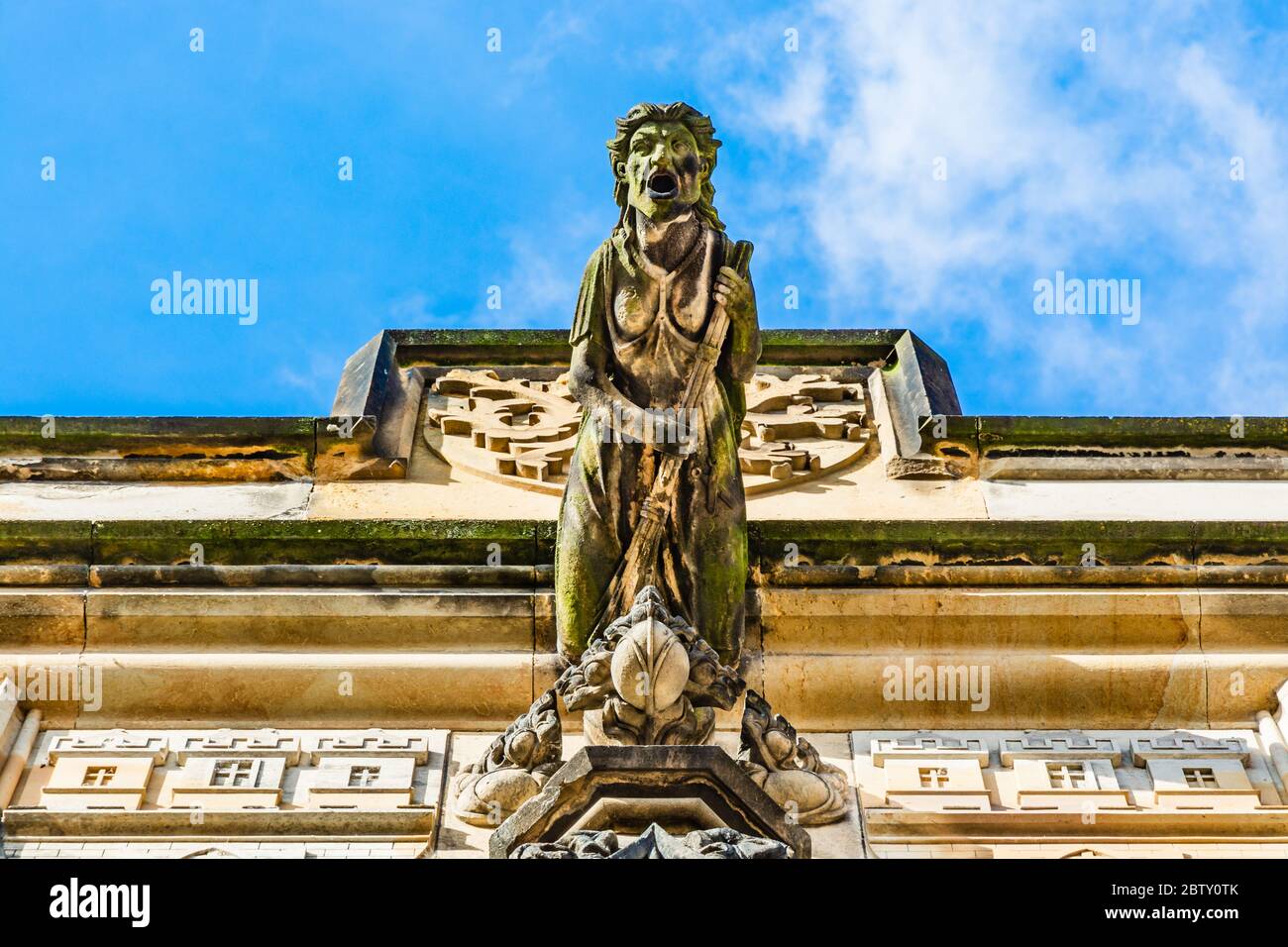 Prague, République Tchèque : statue de sorcière sur le gargouille à balai sur la tour du pont de la petite ville, au bout du pont Charles Banque D'Images