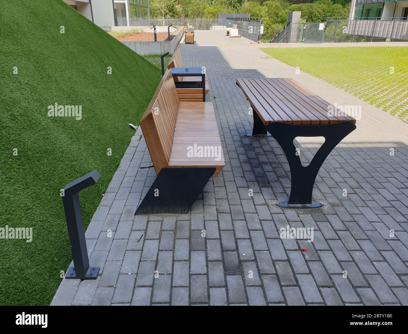 Nouvelle table et chaises dans le jardin Banque D'Images