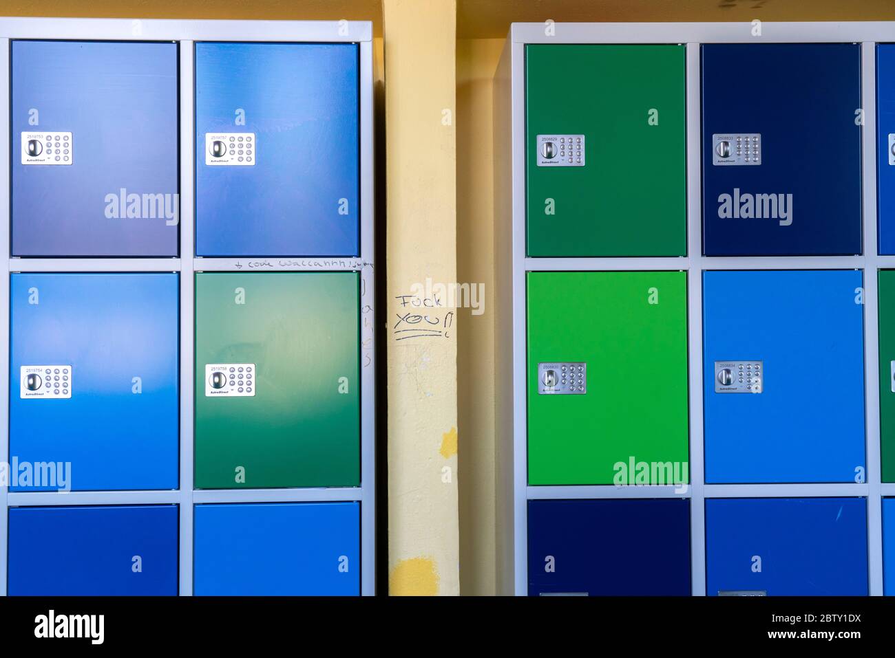 Casiers scolaires dans une école plus ancienne, techniquement et équipement pas à jour, Essen, NRW, Allemagne Banque D'Images