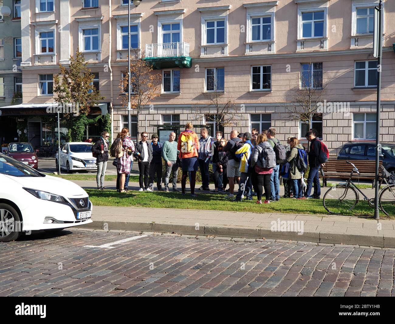 Groupe de touristes à l'écoute d'un guide à Vilnius Banque D'Images