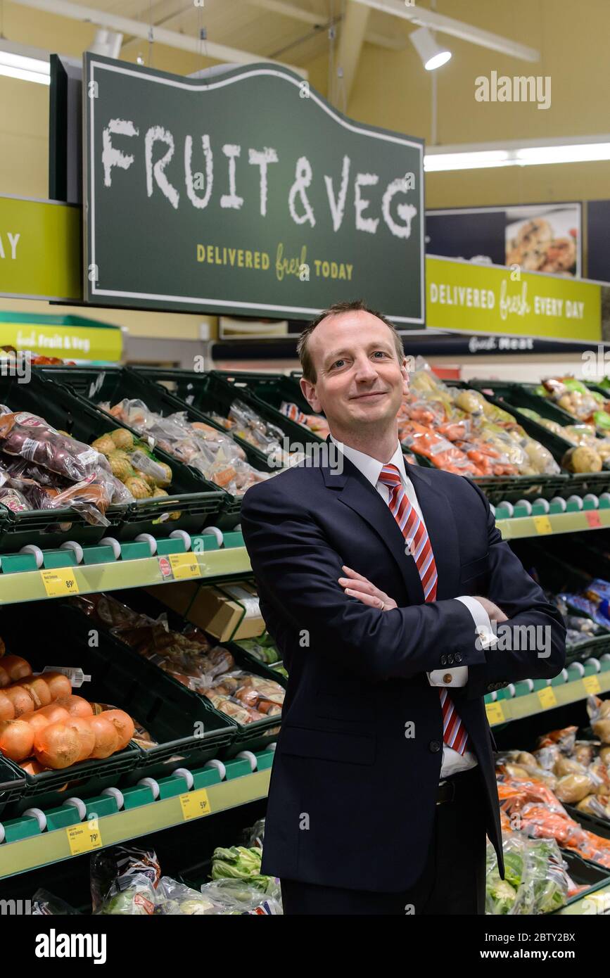Giles Hurley, directeur général d'Aldi au Royaume-Uni et en Irlande, photographié dans un magasin Aldi à Nuneaton. Banque D'Images
