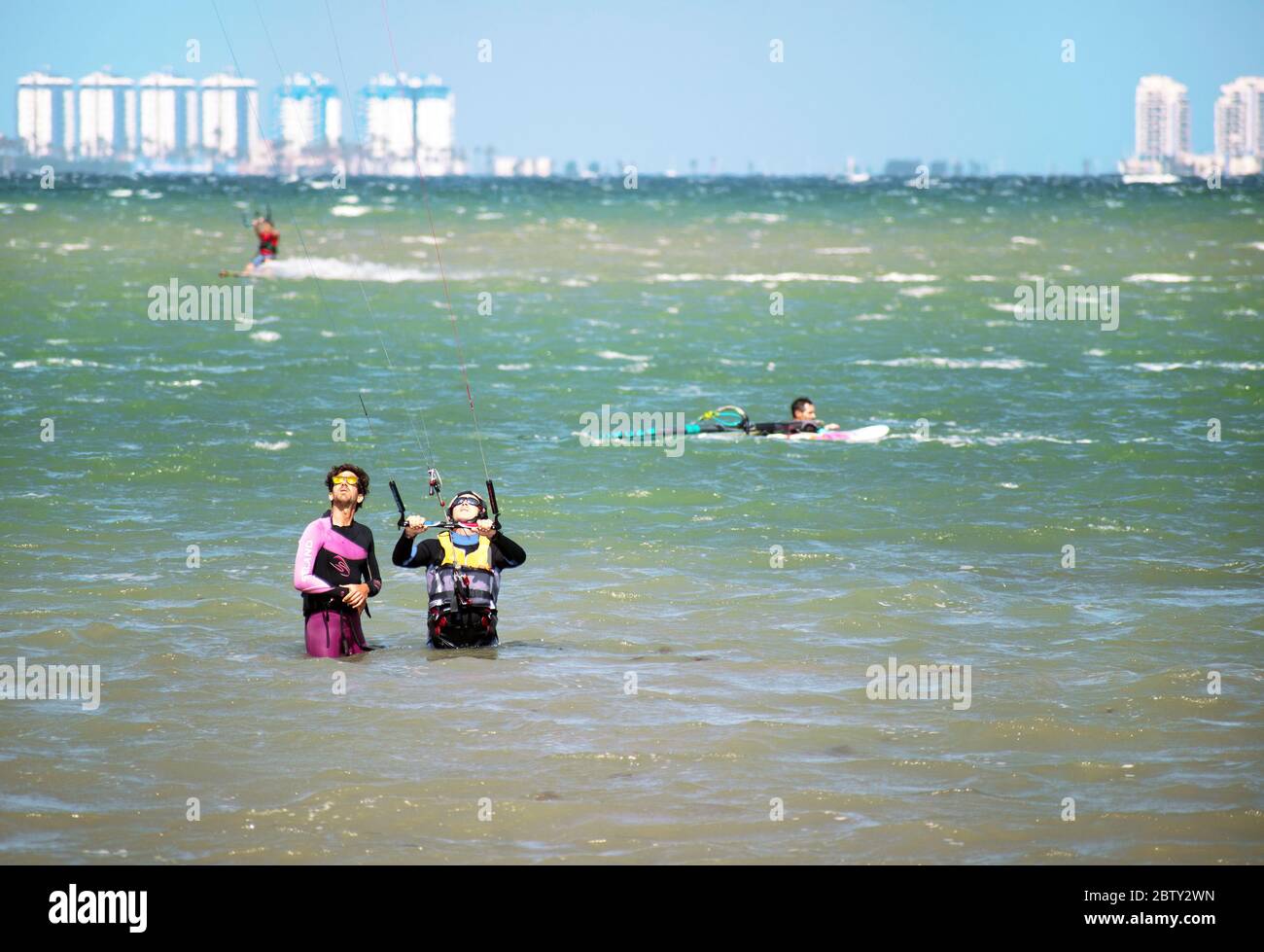 Murcia, Espagne, 26 mai 2029: Sportifs et sportifs pratiquant le kitesurf sur les côtes espagnoles. Cours de kite surf pour l'initiation à la mer PRA Banque D'Images