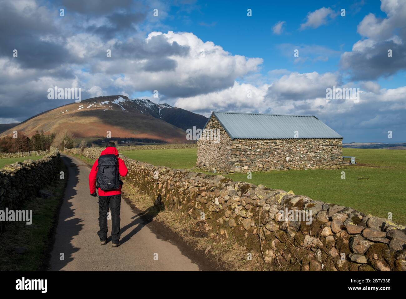 Walker sur la route menant à Blencathra, parc national du district des lacs, site classé au patrimoine mondial de l'UNESCO, Cumbria, Angleterre, Royaume-Uni, Europe Banque D'Images