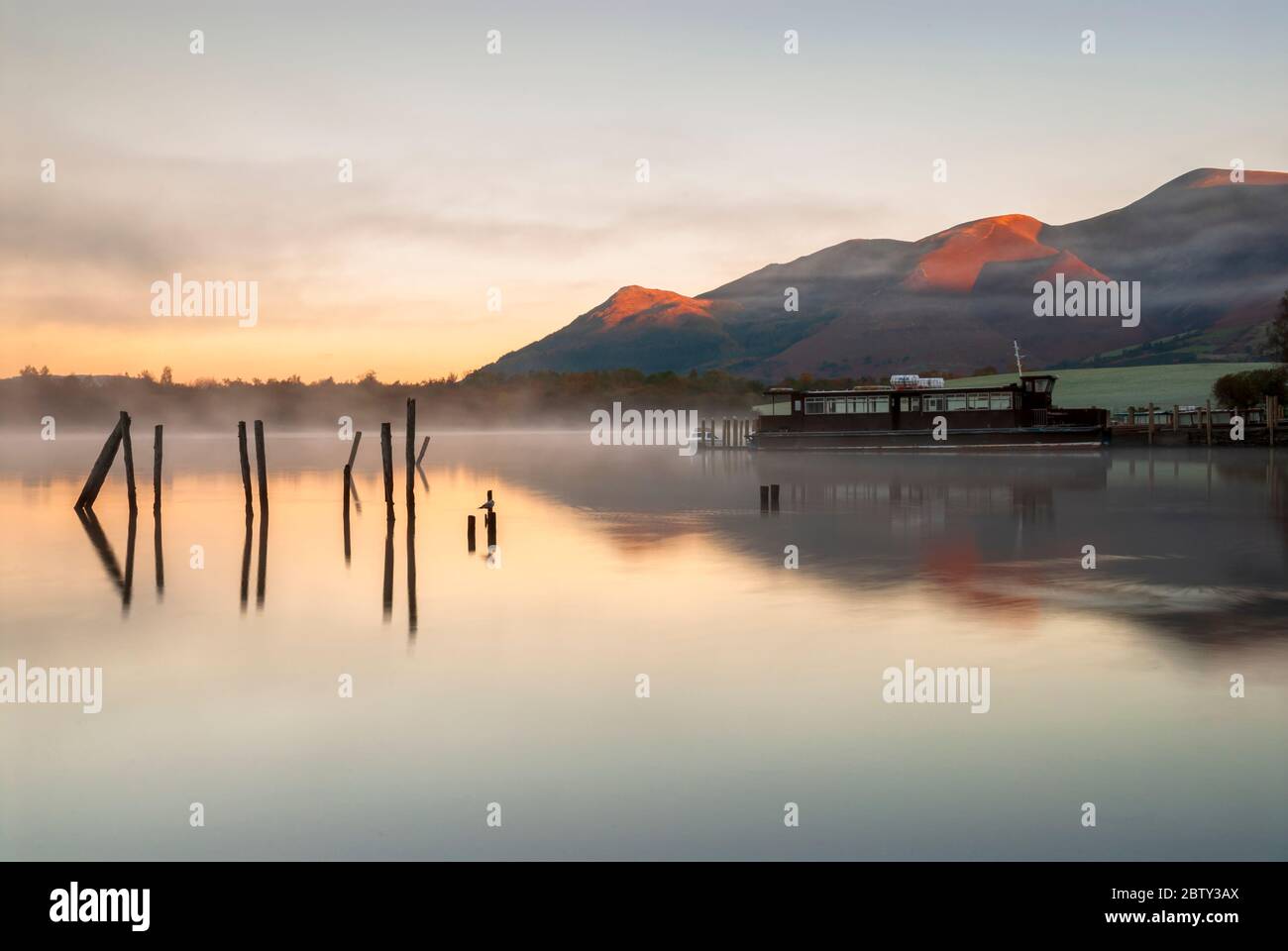 Brume matinale sur Derwentwater, parc national du Lake District, site classé au patrimoine mondial de l'UNESCO, Cumbria, Angleterre, Royaume-Uni, Europe Banque D'Images