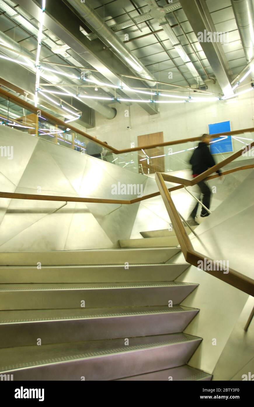Escaliers futuristes. Centre culturel CaixaForum, Madrid, Espagne. Banque D'Images