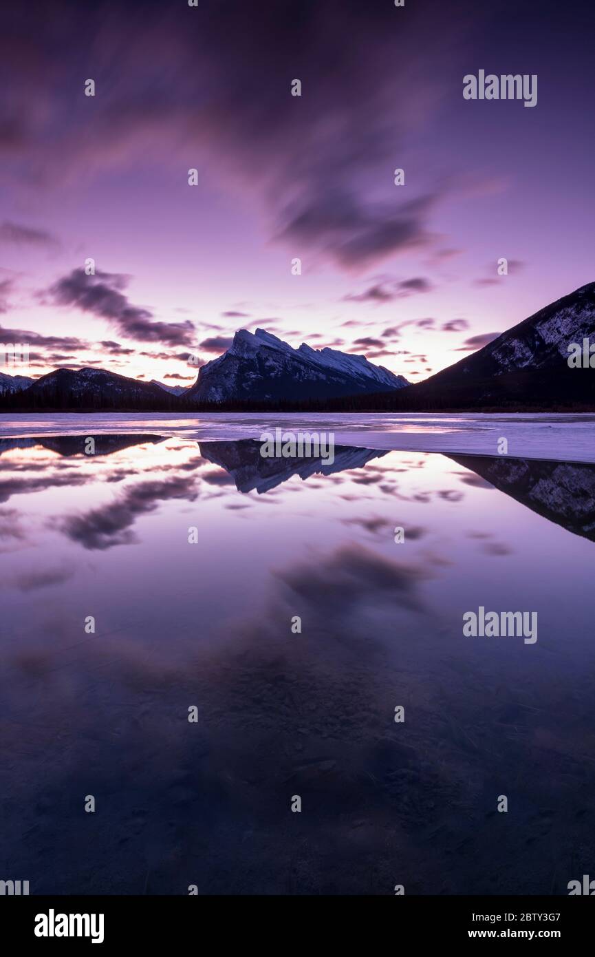 Lacs Vermilion à l'aube dans les montagnes Rocheuses canadiennes, parc national Banff, site du patrimoine mondial de l'UNESCO, Alberta, Canada, Amérique du Nord Banque D'Images