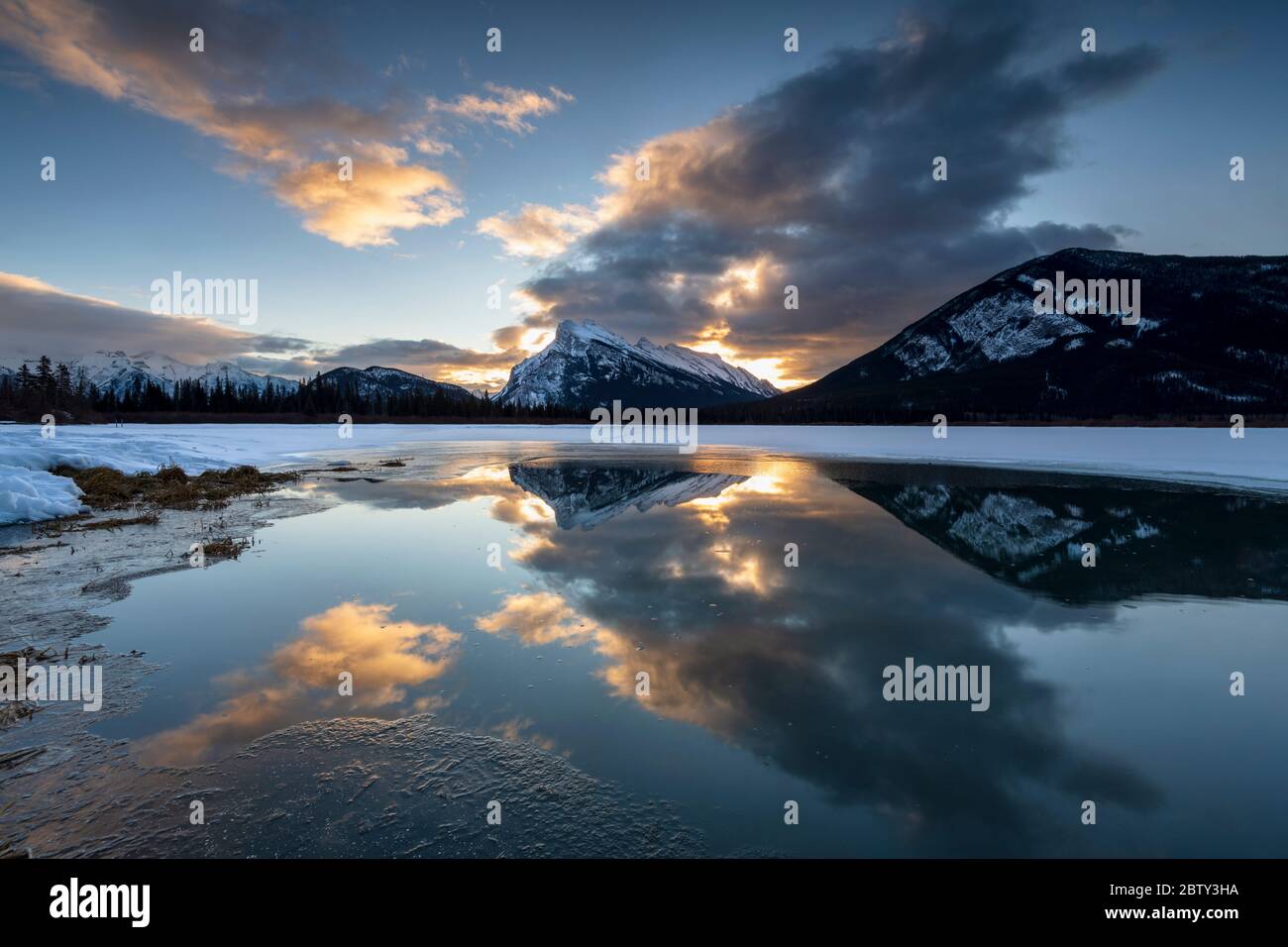 Réflexions hivernales du mont Rundle, des lacs Vermilion dans les montagnes Rocheuses canadiennes, du parc national Banff, site du patrimoine mondial de l'UNESCO, Alberta, Canada, Banque D'Images