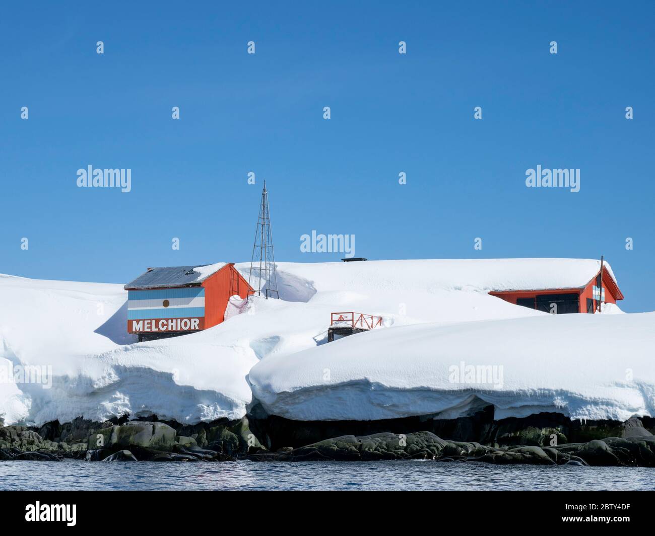 La neige couvre la base de recherche Argentine dans les îles Melchior, la baie de Dalmann, l'Antarctique et les régions polaires Banque D'Images
