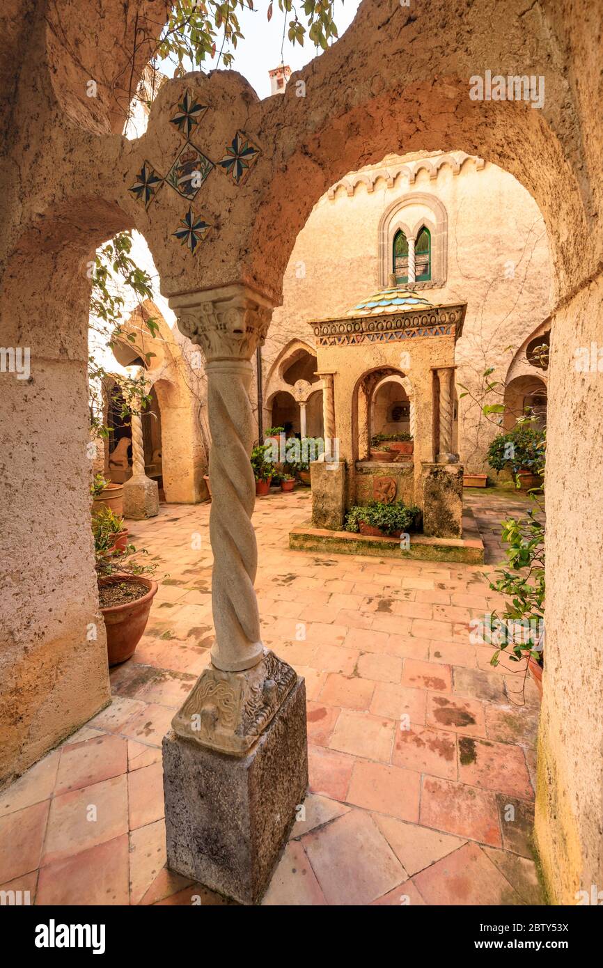 Cloître, magnifique jardin de la Villa Cimbrone, Ravello, Côte d'Amalfi, site classé au patrimoine mondial de l'UNESCO, Campanie, Italie, Europe Banque D'Images
