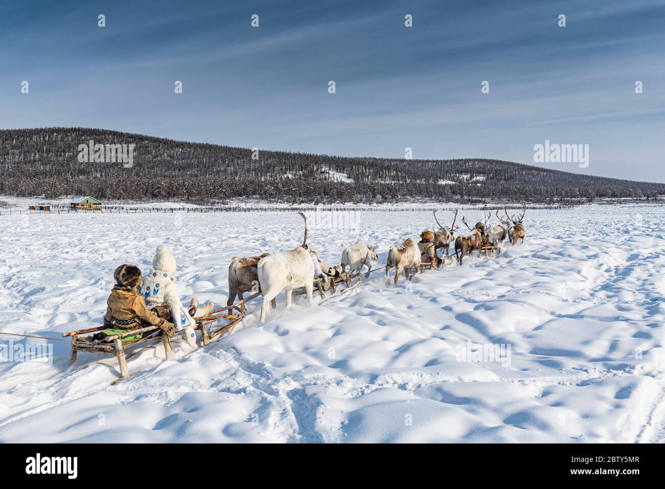 Famille Evenc amicale sur des traîneaux tirés de rennes, Oymyakon, République Sakha (Yakutia), Russie, Eurasie Banque D'Images