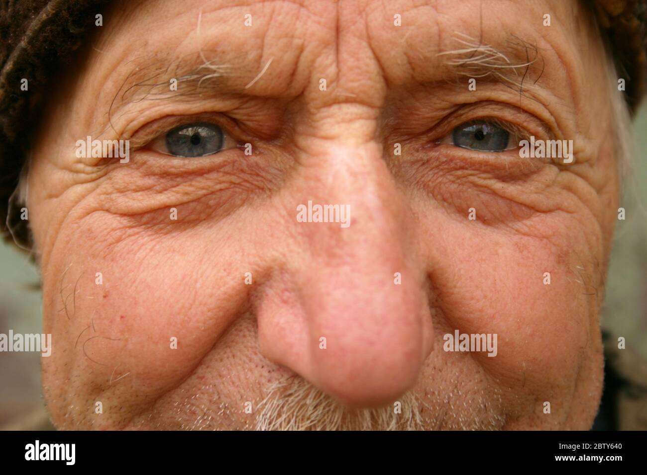 Homme âgé aux yeux bleus dans la campagne roumaine Banque D'Images