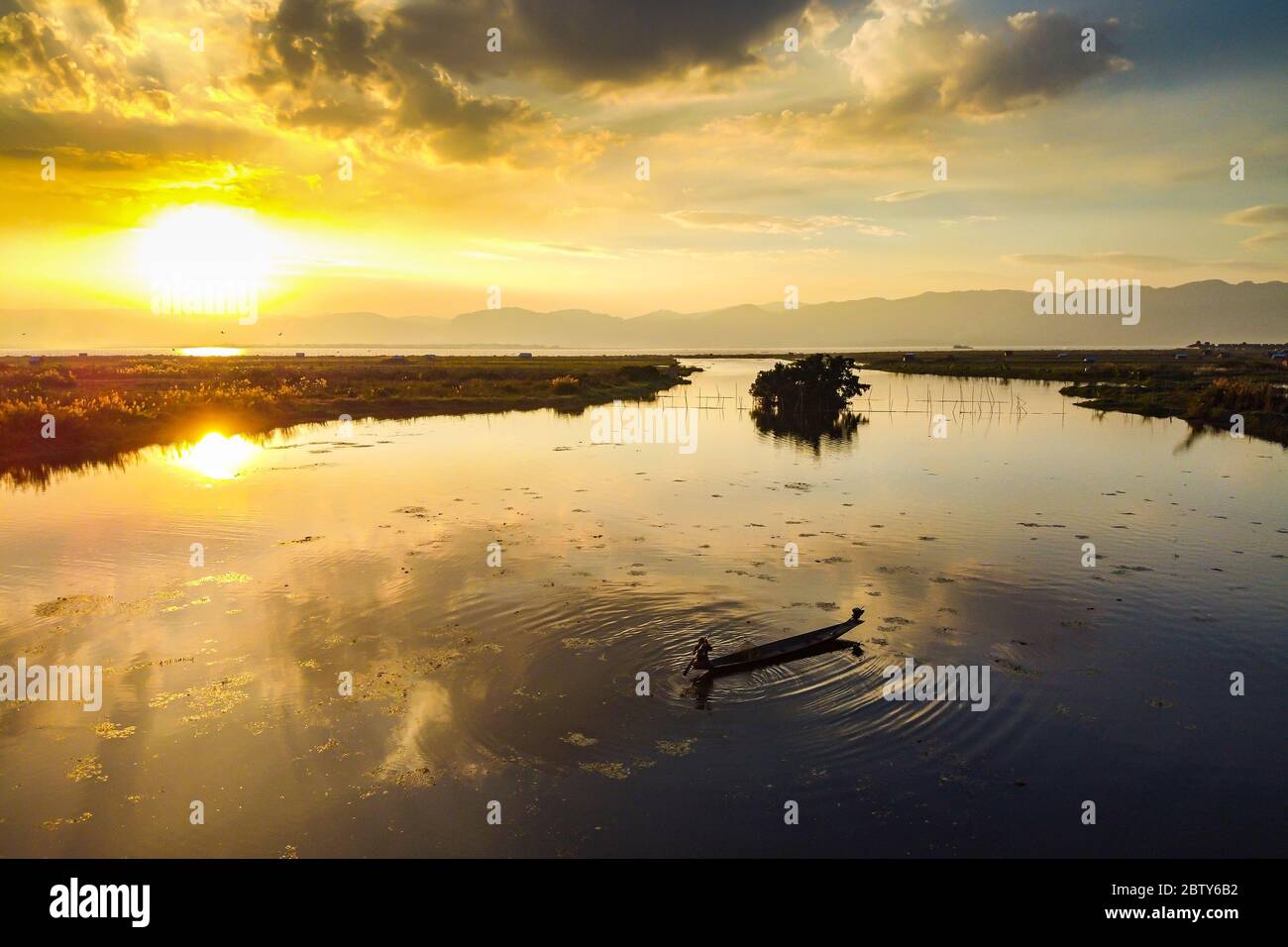 Vue par drone d'un bateau à ramer au coucher du soleil, lac Inle, état Shan, Myanmar (Birmanie), Asie Banque D'Images