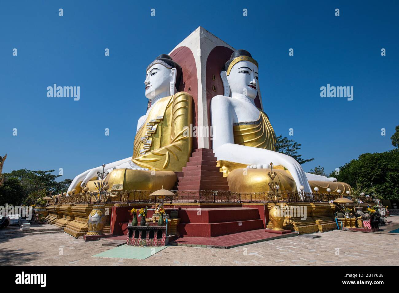 Quatre bouddhas assis, Bouddha Kyaikpun, Bago, Myanmar (Birmanie), Asie Banque D'Images