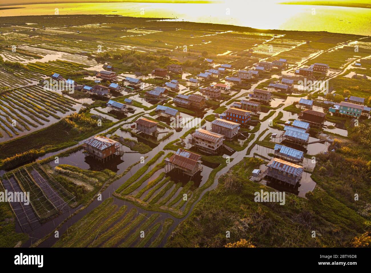 Aérien par drone d'un village sur pilotis, lac Inle, état Shan, Myanmar (Birmanie), Asie Banque D'Images