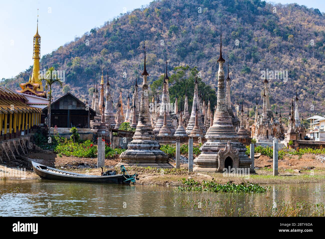 De nombreuses pointes comme les pagodes, la Pagode de Tharkong, le sud du lac Inle, l'état de Shan, le Myanmar (Birmanie), l'Asie Banque D'Images