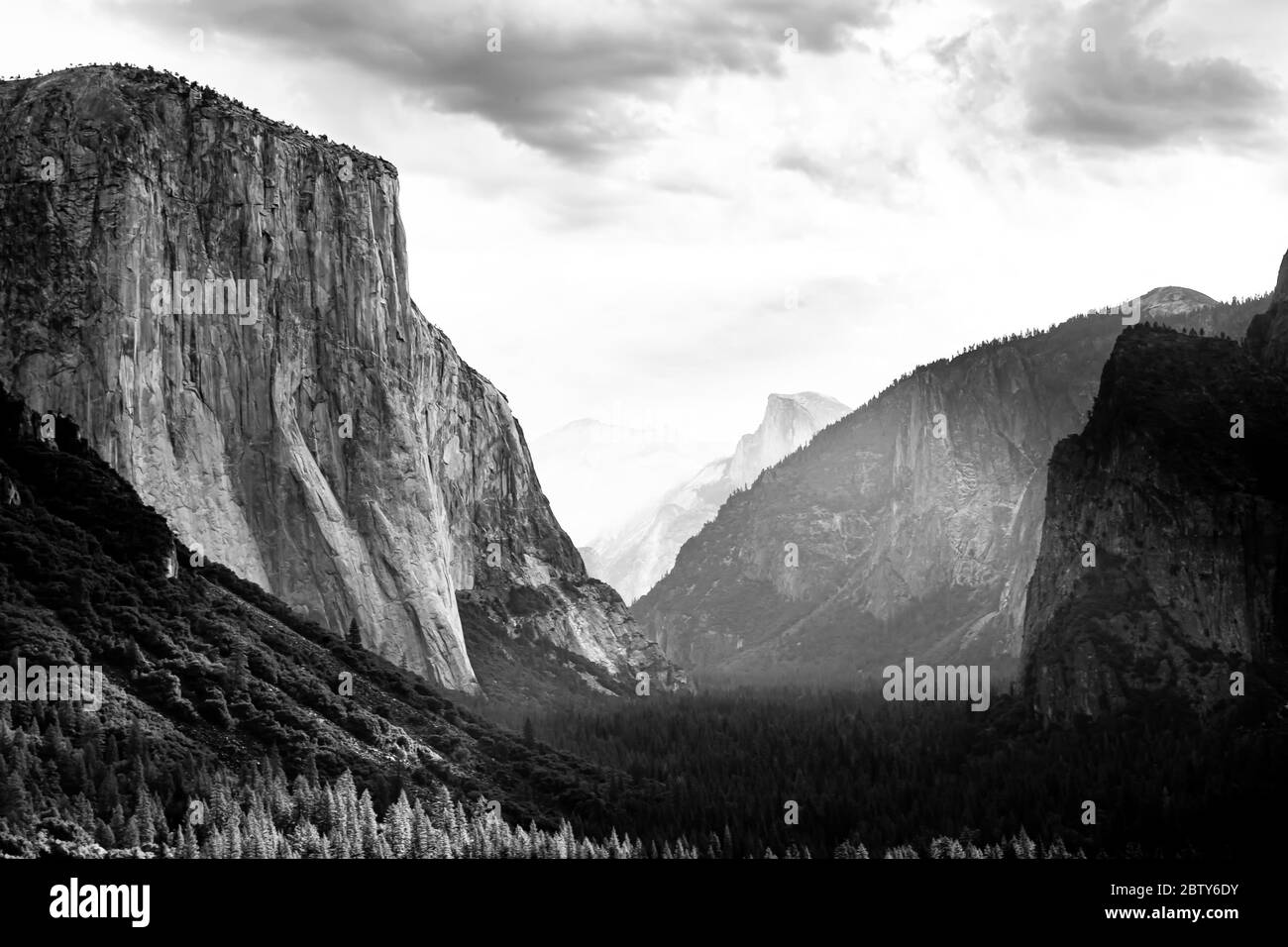 Mur d'escalade de renommée mondiale d'El Capitan, Yosemite National Park, California, USA Banque D'Images