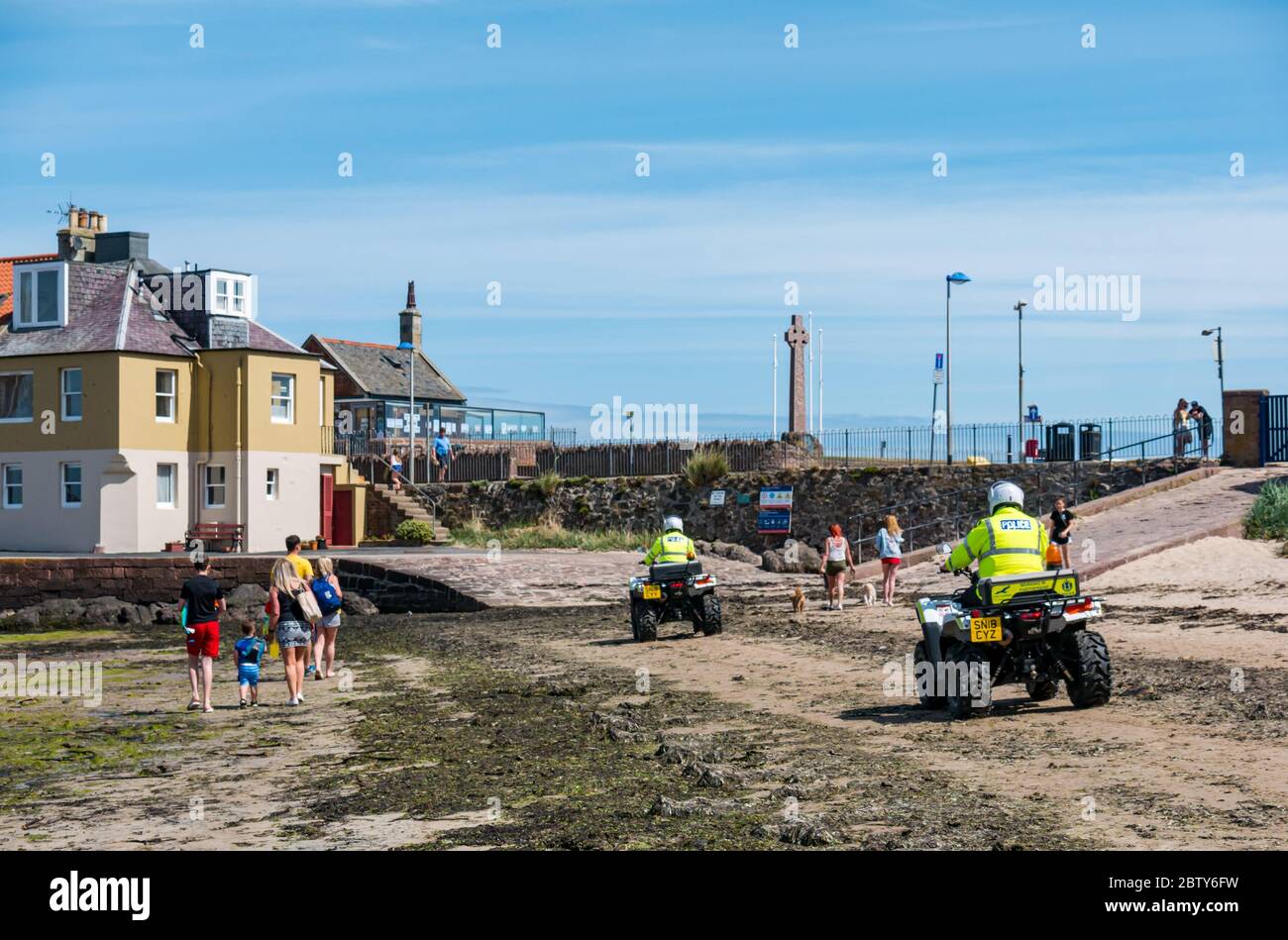 North Berwick, East Lothian, Écosse, Royaume-Uni, 28 mai 2020. Assouplissement des restrictions de verrouillage : le gouvernement écossais étant sur le point d'annoncer la levée de certaines restrictions de verrouillage aujourd'hui, des signes indiquent déjà que les choses commencent à revenir à la normale dans la populaire station balnéaire. Des policiers à quad patrouillent sur la plage pendant le confinement pandémique de Covid-19 Banque D'Images North Berwick, East Lothian, Écosse, Royaume-Uni, 28 mai 2020. Assouplissement des restrictions de verrouillage : le gouvernement écossais étant sur le point d'annoncer la levée de certaines restrictions de verrouillage aujourd'hui, des signes indiquent déjà que les choses commencent à revenir à la normale dans la populaire station balnéaire. Des policiers à quad patrouillent sur la plage pendant le confinement pandémique de Covid-19 Banque D'Images