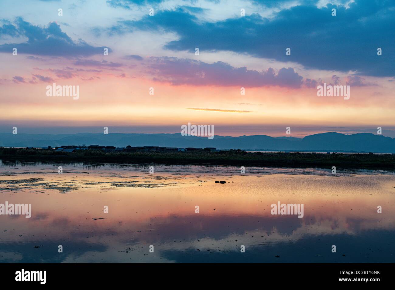Nuages se reflétant dans l'eau au coucher du soleil, lac Inle, état Shan, Myanmar (Birmanie), Asie Banque D'Images