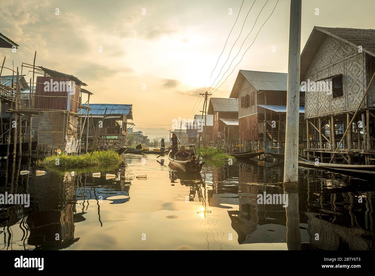 Village sur pilotis, Nampan, lac Inle, état Shan, Myanmar (Birmanie), Asie Banque D'Images