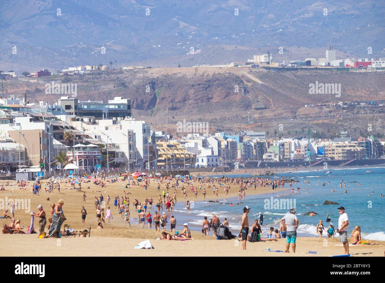 Las Palmas, Grande Canarie, Îles Canaries, Espagne. 28 mai 2020. Les  habitants de la région se prélassant sur la plage de la ville de Las Palmas  sur la Gran Canaria comme les