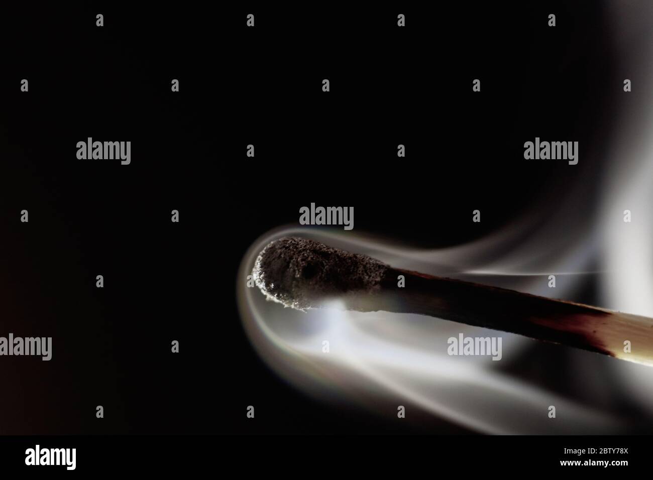 Bâton d'allumette brûlé avec de la fumée blanche Banque D'Images