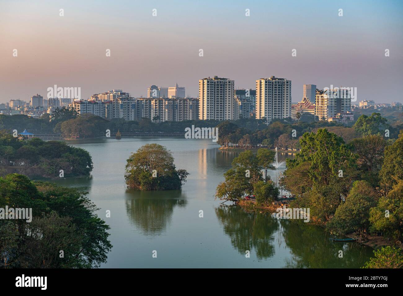 Vue sur le lac de Kandawgyi, Yangon (Rangoon), Myanmar (Birmanie), Asie Banque D'Images