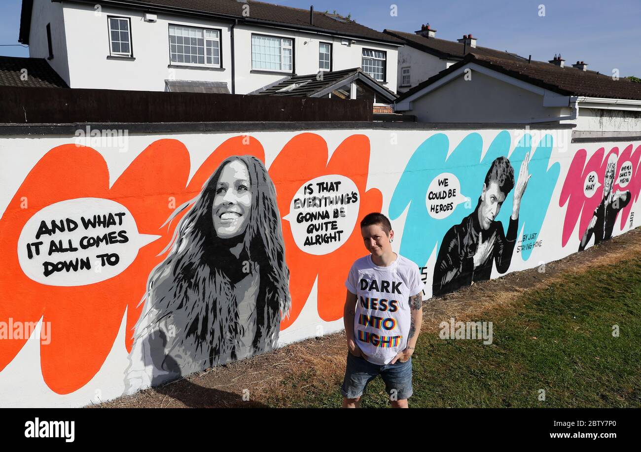 L'artiste irlandaise Emmalene Blake avec sa murale d'Alanis Morissette dans le sud de Dublin, l'une des dernières d'une série de peintures murales inspirées par le coronavirus. Les autres artistes ont été Dua Lipa, TIA et Tamera Mowry, Cardi B, Robyn, The police, Ice Cube, Pinky and the Brain et David Bowie. Banque D'Images