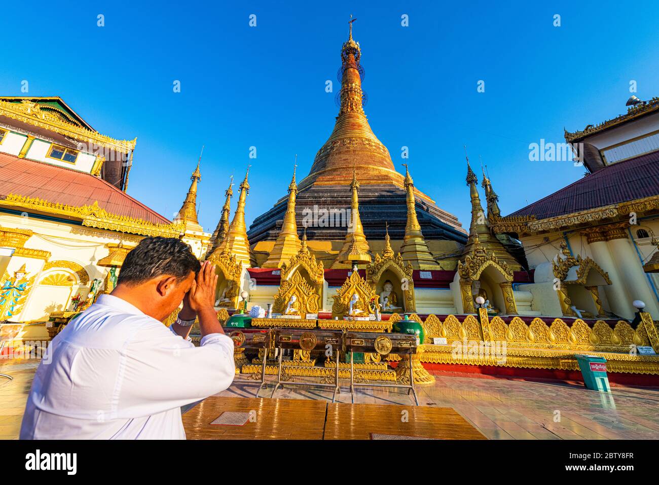 Homme priant dans le kyaikthanian paya, Mawlamyine, mon état, Myanmar (Birmanie), Asie Banque D'Images