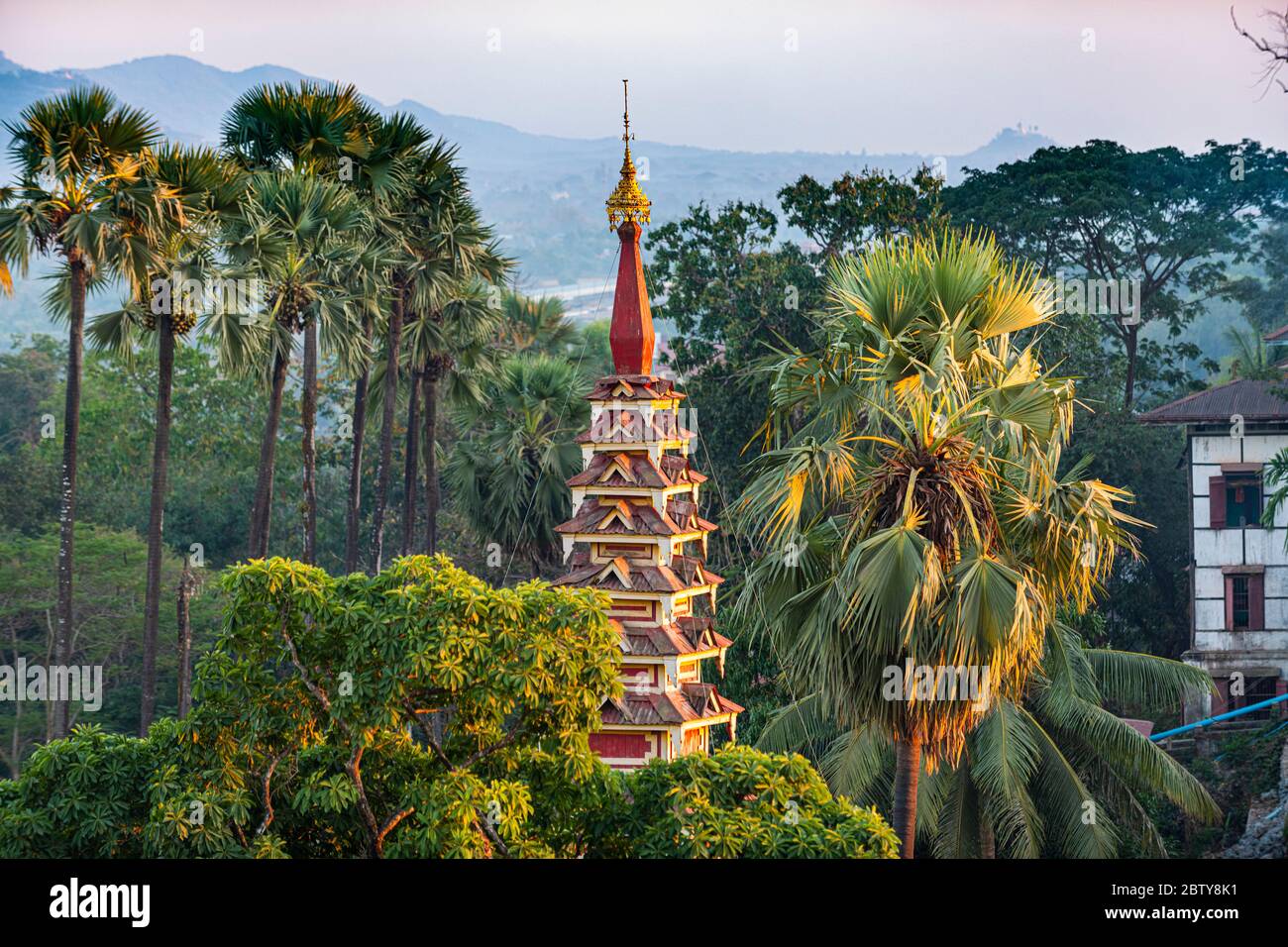 Haut d'une pagode s'élève hors de la forêt, Kyaikthanian paya, Mawlamyine, mon état, Myanmar (Birmanie), Asie Banque D'Images