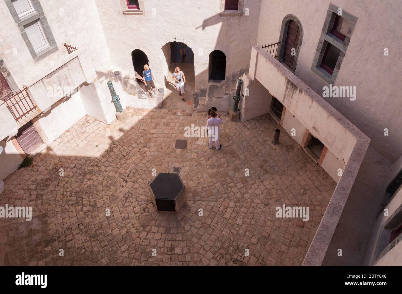 Touristes marchant dans la cour intérieure du musée de la Citadelle, Saint Tropez, France Banque D'Images