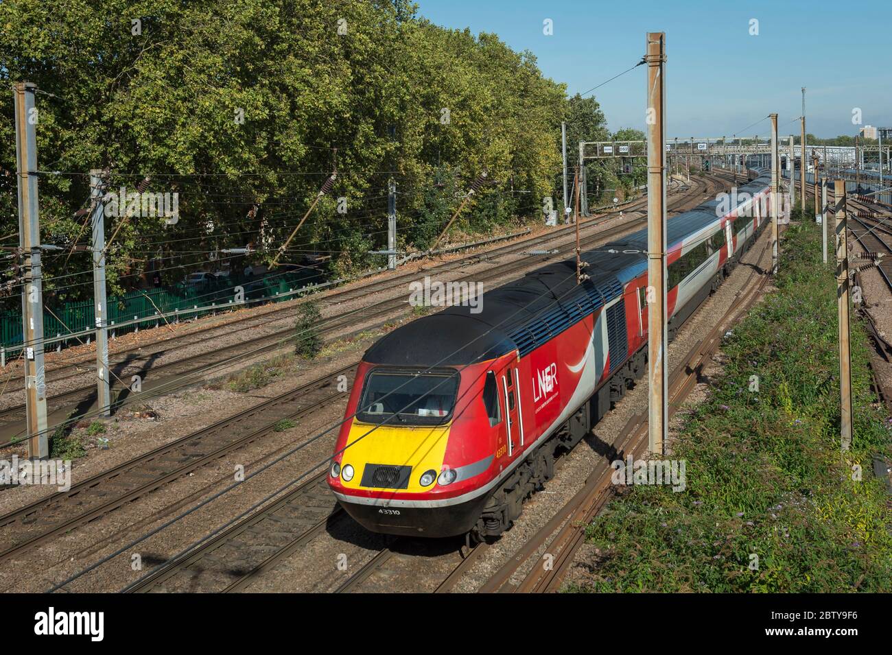 Train de voyageurs à grande vitesse dans la ville de London North Eastern Railway, Angleterre. Banque D'Images