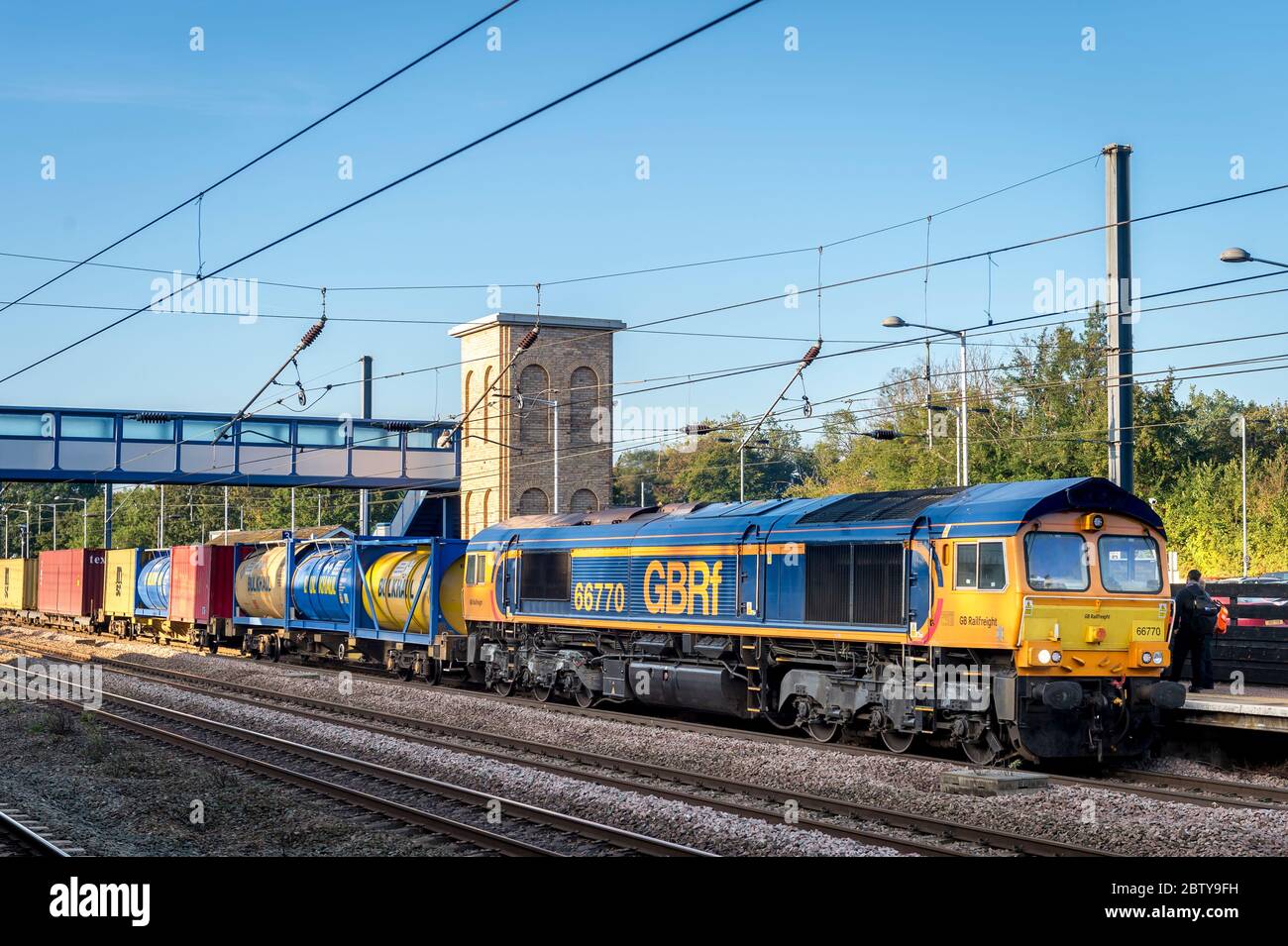 Locomotive de classe 66 de la compagnie de transport ferroviaire GB transportant des citernes Bulkhall au Royaume-Uni. Banque D'Images