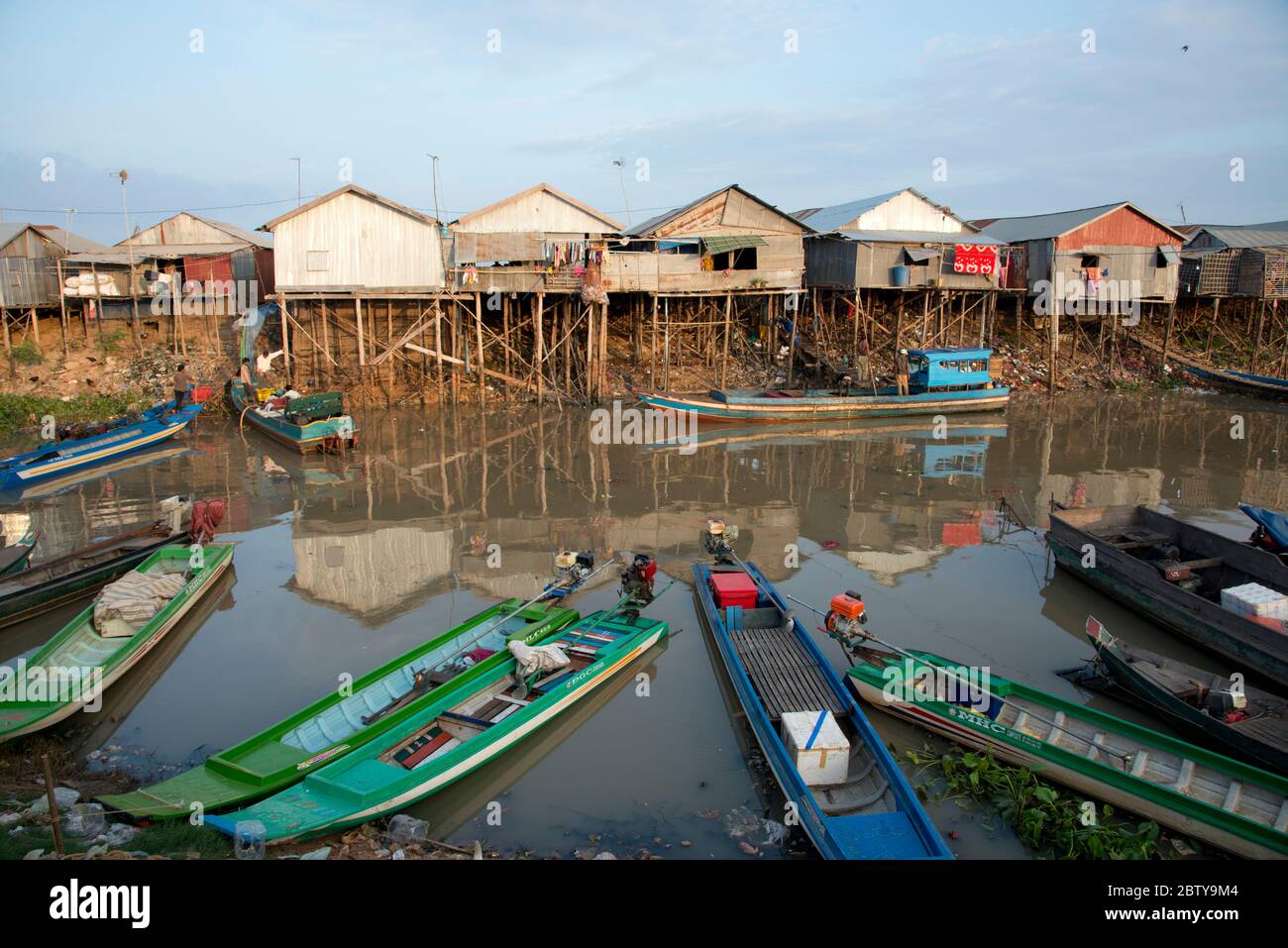 Maisons sur pilotis à Tonle SAP Lake, Cambodge, Indochine, Asie du Sud-est, Asie Banque D'Images