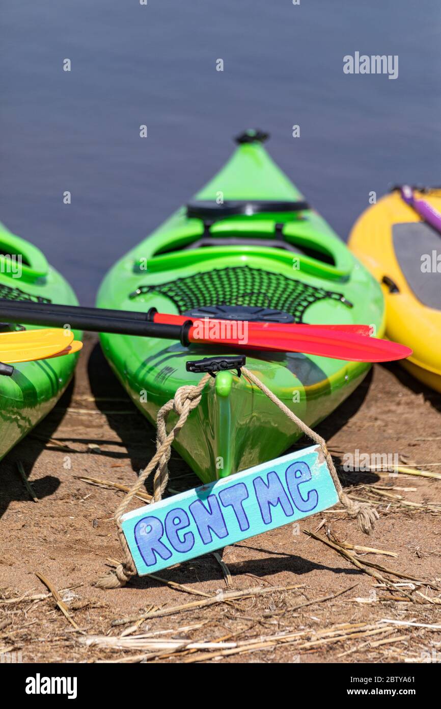 Louez-moi -panneau suspendu de l'arc d'un vert louer-un-kayak Banque D'Images