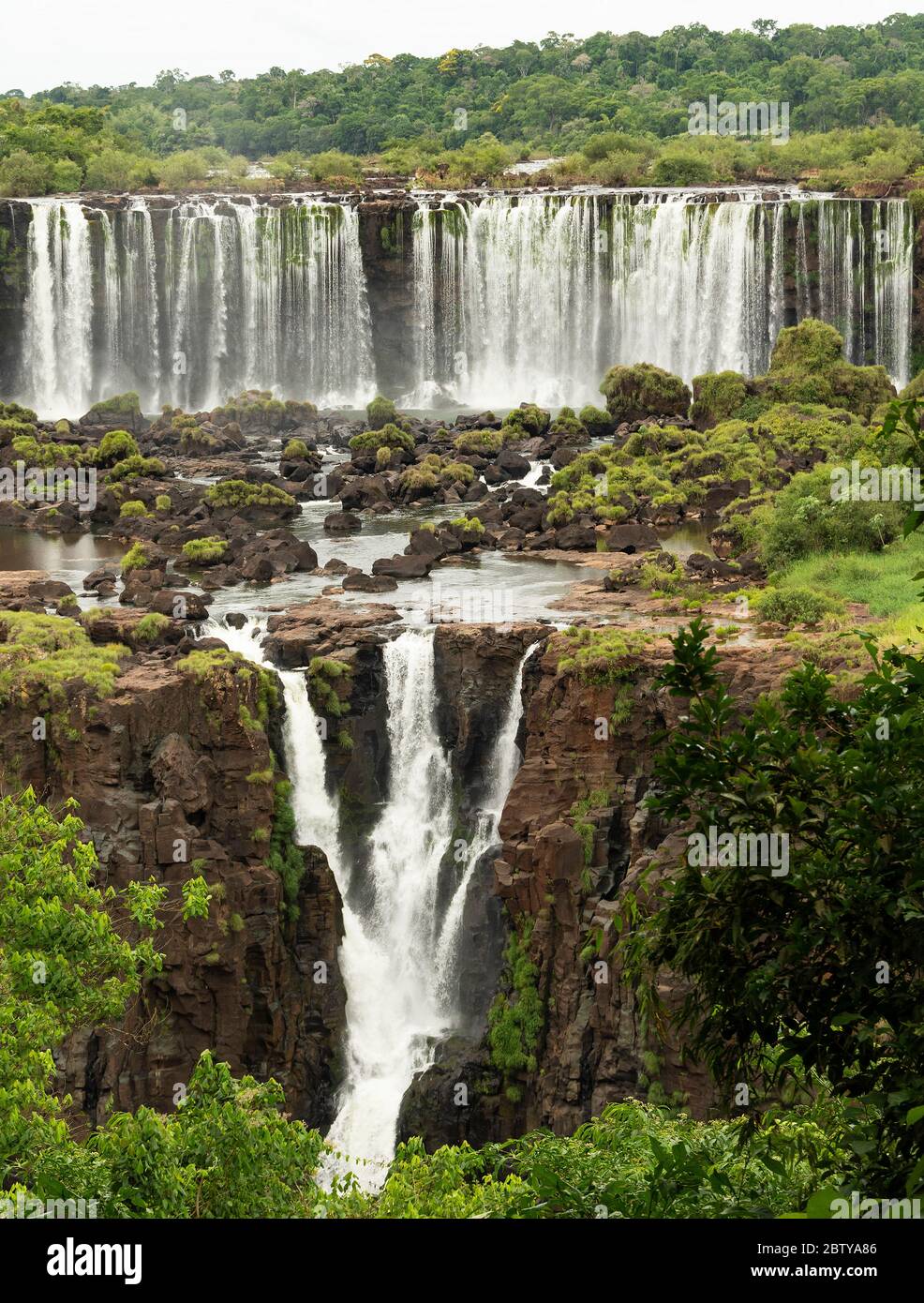 Chutes d'Iguazu, Brésil, face aux chutes argentines, site classé au patrimoine mondial de l'UNESCO, Brésil, Amérique du Sud Banque D'Images