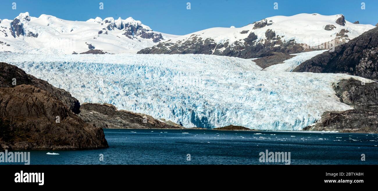 Asie Fjord et Brujo Glacier, Fjords chiliens, Chili, Amérique du Sud Banque D'Images