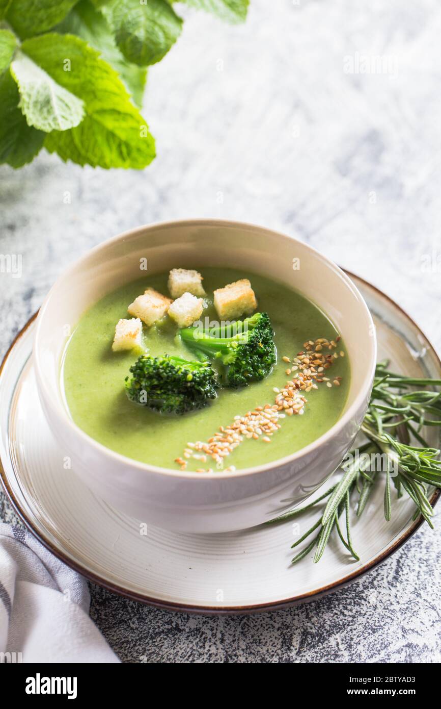 Soupe à la crème de brocoli détox printanière avec graines de sésame et chapelure. Manger propre, manger, végétalien, végétarien, concept de nourriture saine. Banque D'Images