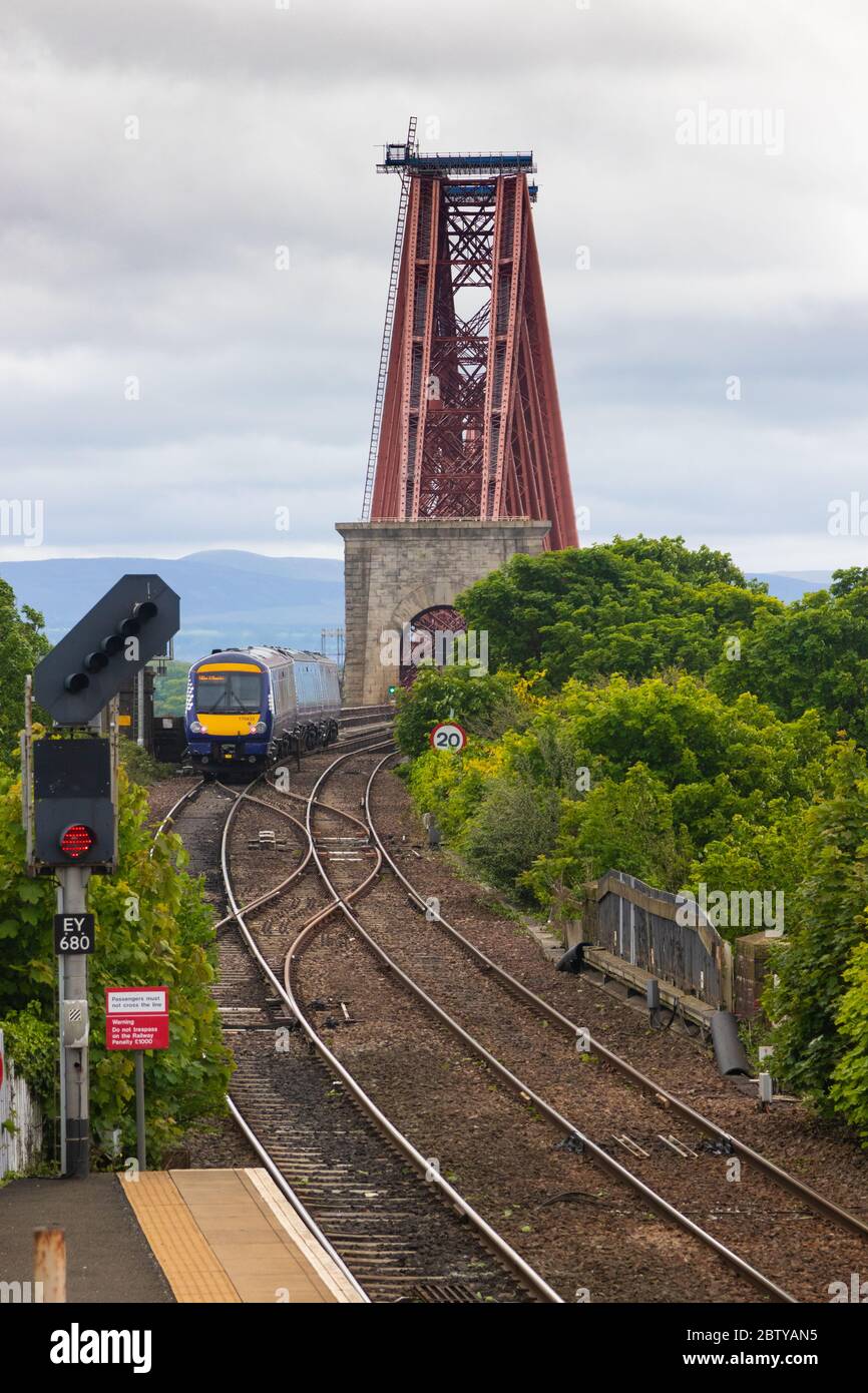 Le Forth Bridge vu de la gare de North Queensferry, Fife, Écosse. Banque D'Images