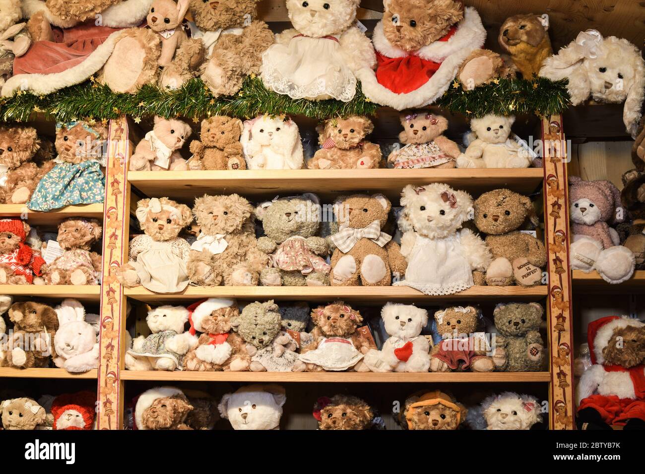 Beaucoup de jouets en peluche sur les étagères du magasin, à vendre dans un  magasin pour enfants Photo Stock - Alamy