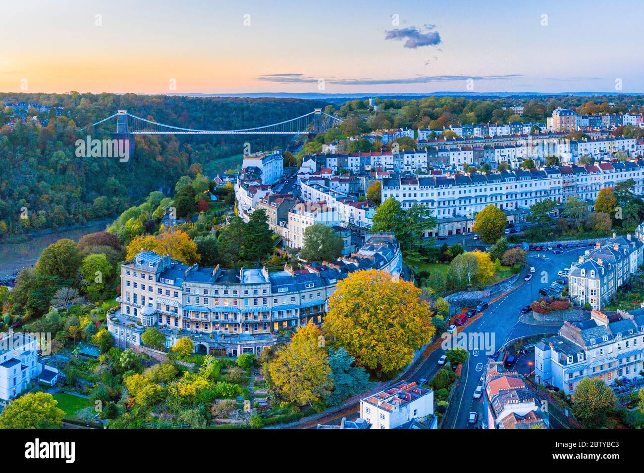 Pont suspendu de Clifton enjambant la rivière Avon et reliant Clifton et Leigh Woods, Bristol, Angleterre, Royaume-Uni, Europe Banque D'Images