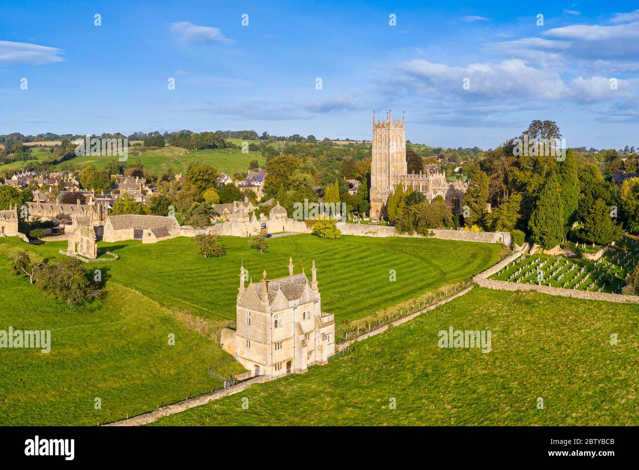 East Banqueting House et St. James' Church, Chipping Campden, Cotswolds, Gloucestershire, Angleterre, Royaume-Uni, Europe Banque D'Images