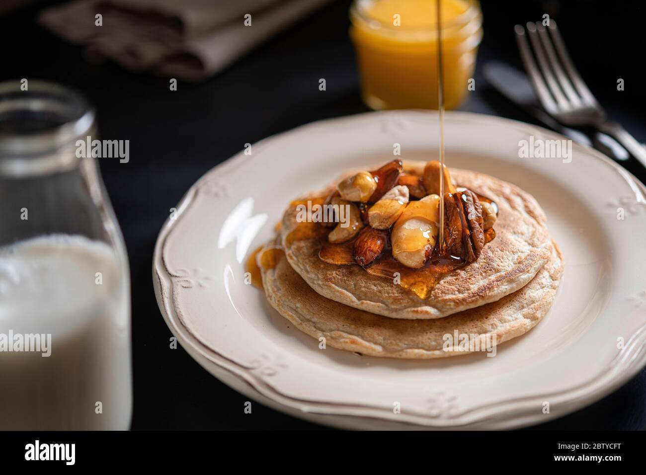 Petit-déjeuner avec crêpes aux flocons d'avoine, sirop d'érable et noix Banque D'Images