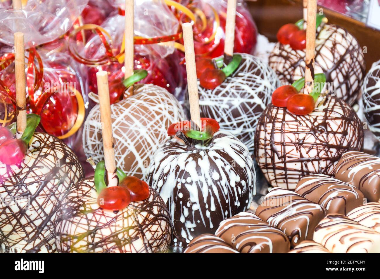 Pommes de bonbons au caramel rouge à glaçage sucré sur des bâtonnets à vendre sur le marché des agriculteurs ou sur le salon national. Thanksgiving et Halloween caramel rouge maison glacé caramel caramel Banque D'Images