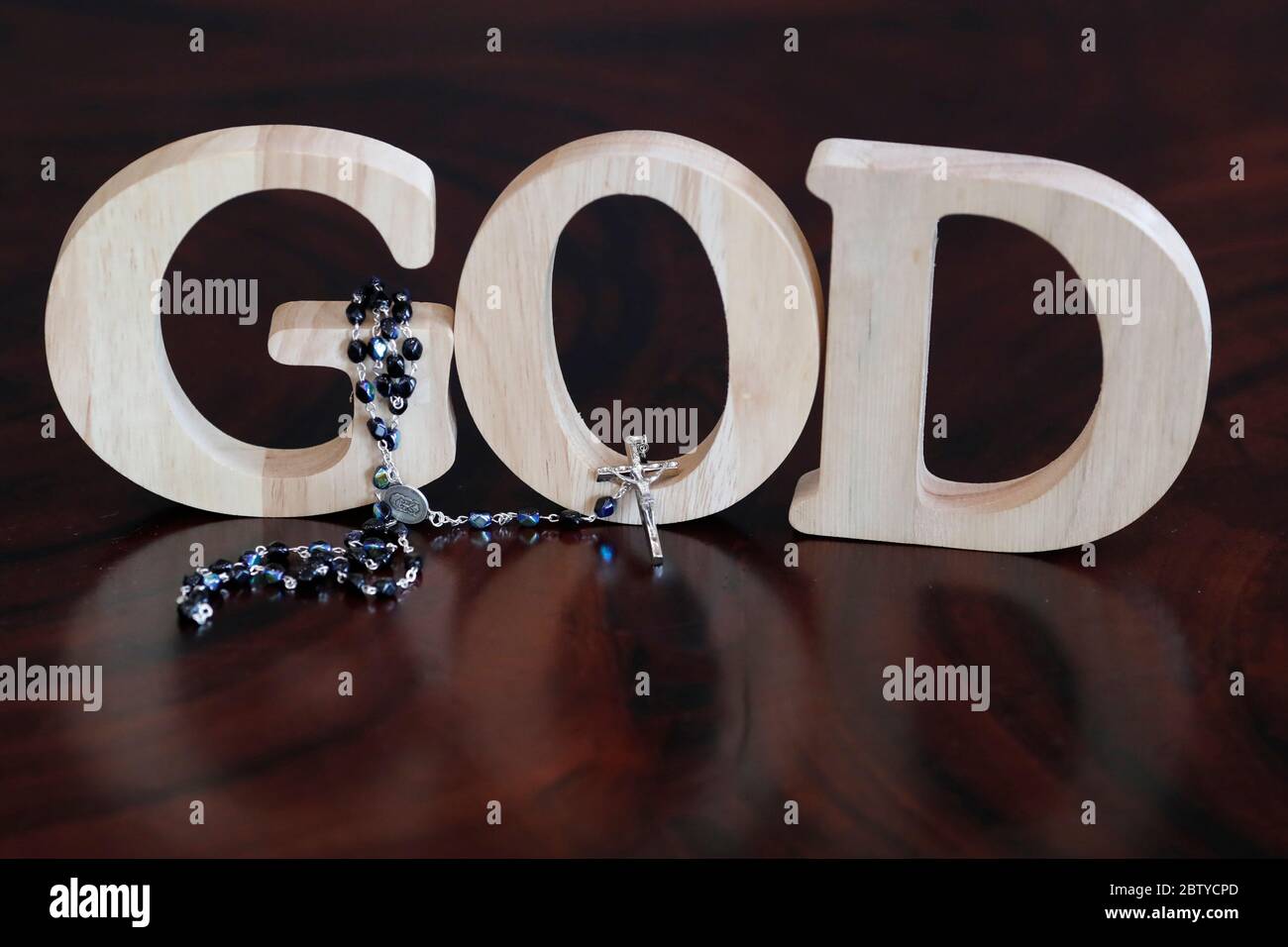 Lettres en bois formant le mot DIEU et Rosary, symbole chrétien, Vietnam, Indochine, Asie du Sud-est, Asie Banque D'Images