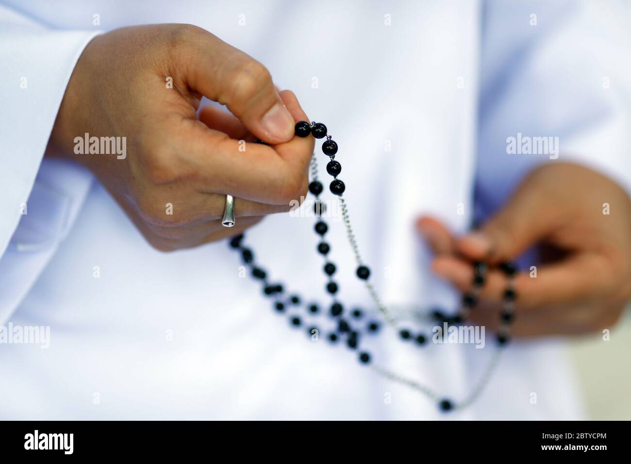 Gros plan des mains de la nonne dominicaine priant les perles rosaires, Vietnam, Indochine, Asie du Sud-est, Asie Banque D'Images