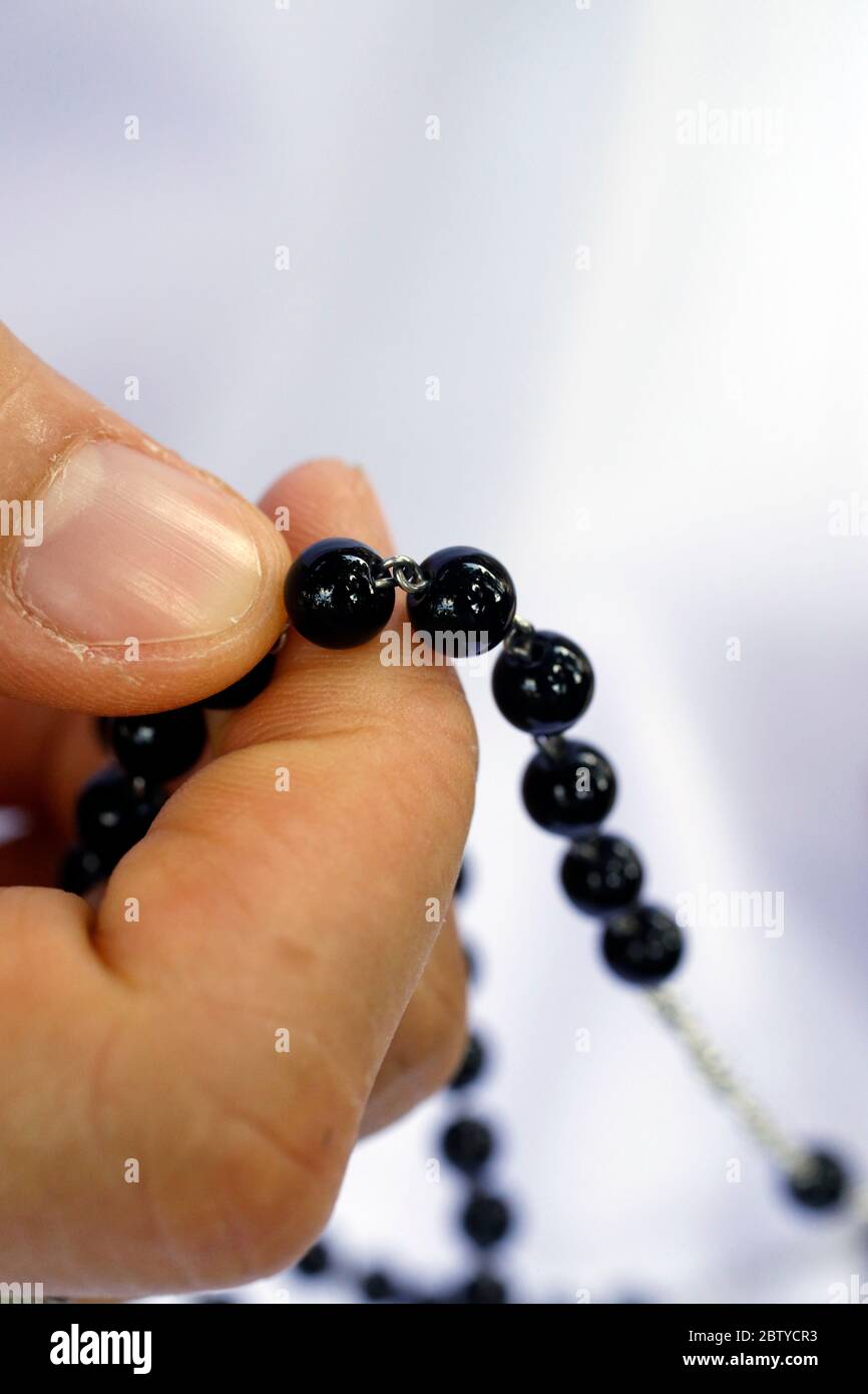 Gros plan des mains de la nonne dominicaine priant les perles rosaires, Vietnam, Indochine, Asie du Sud-est, Asie Banque D'Images