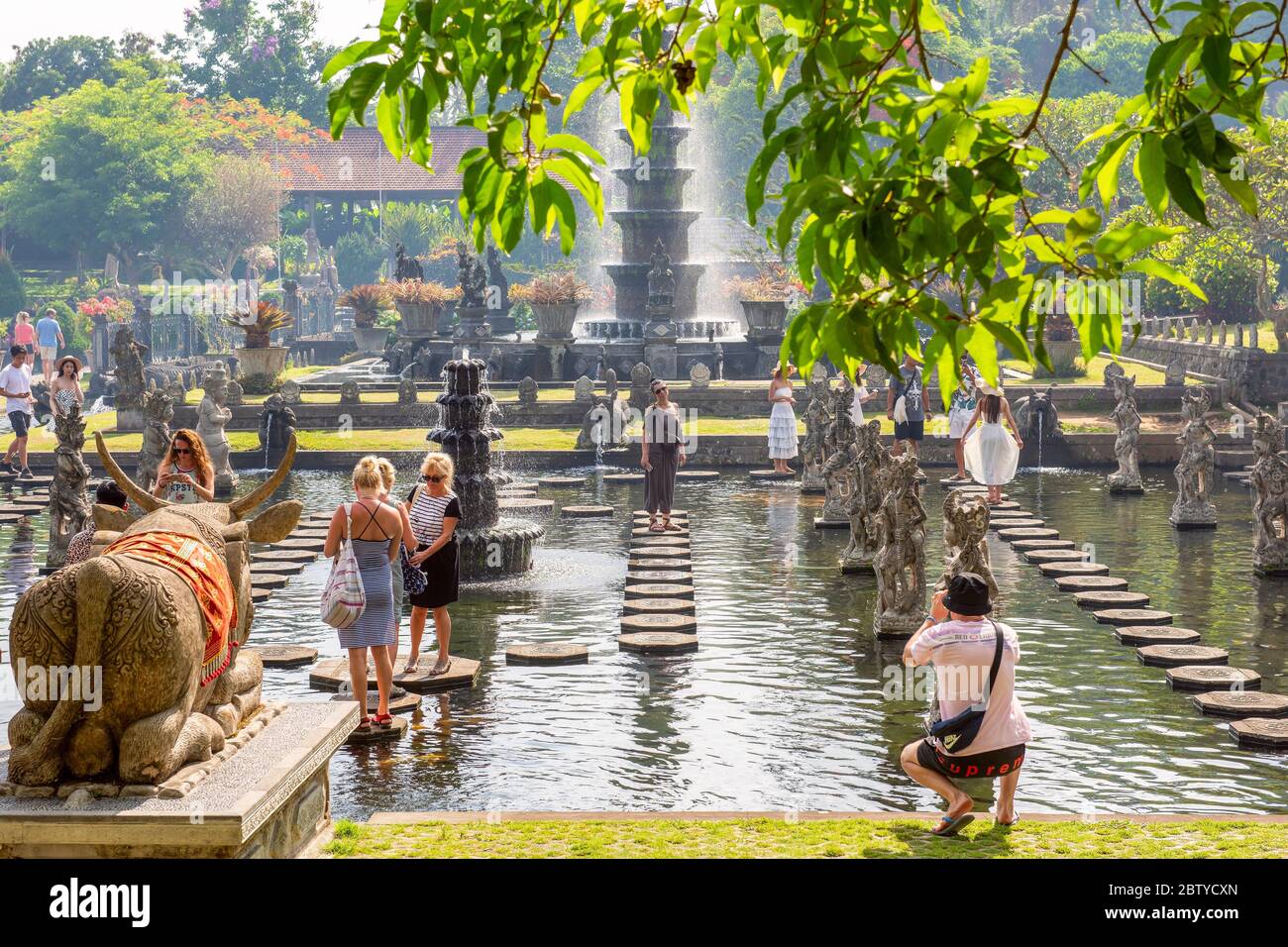 BALI, INDONÉSIE - 30 novembre 2019 : touristes au Palais de l'eau de Tirta  Gangga à l'est de Bali, Indonésie Photo Stock - Alamy