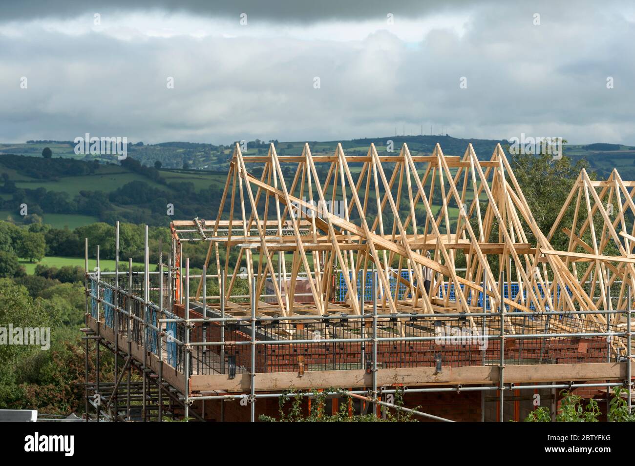 Chevrons de toit en bois sur un bâtiment en construction au Royaume-Uni. Banque D'Images