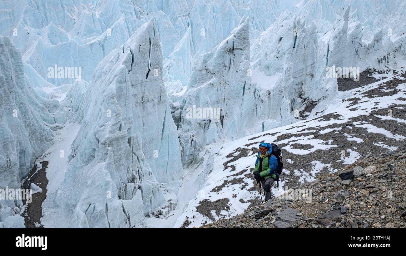Camp de base du Mont Qomolangma. 20 mai 2020. Guide de montagne professionnel Tsering marche le long du glacier de Rongbuk est sur le mont Qomolangma, le 20 mai 2020. Crédit: Jigme Dorje/Xinhua/Alay Live News Banque D'Images